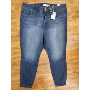 NWT‎ Women's 24 T Torrid stretch Cropped jeans: Jegging fit, medium wash